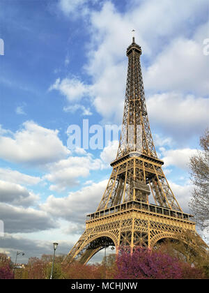 Blick auf den Eiffelturm in Paris mit blauem Himmel und Wolken Stockfoto