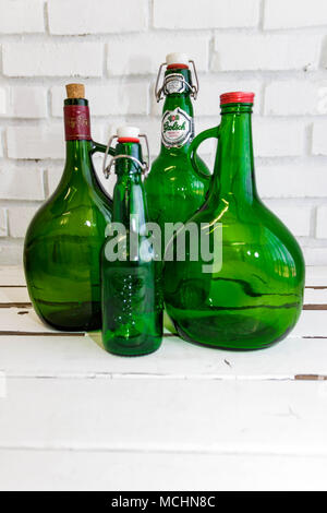 Vintage grünes Glas Flaschen auf einem alten weißen Tisch Stockfoto
