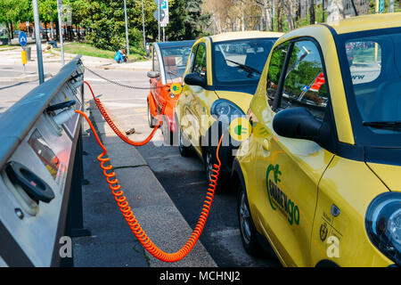 Mailand, Italien - 14. April, 2018: Eine elektrische wiederaufladbare Dock Station auf der Straße Stockfoto