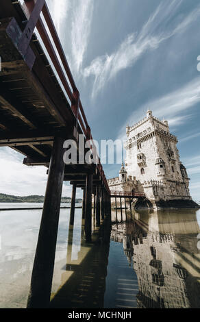 Weitwinkelansicht Belem Turm - alte Wehrturm auf dem Tejo - Lissabon Portugal - Tourismus Attraktion - Stockfoto