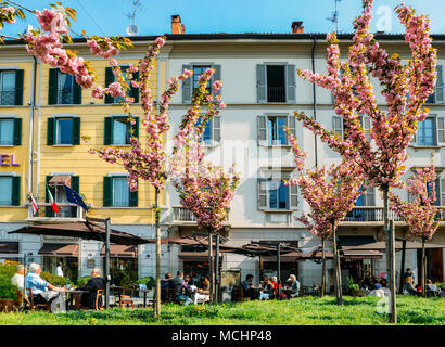 Mailand, Italien - 14. April, 2018: Einheimische, entspannen Sie sich und trinken Kaffee in einem Restaurant Terrasse an einem sonnigen Morgen Stockfoto