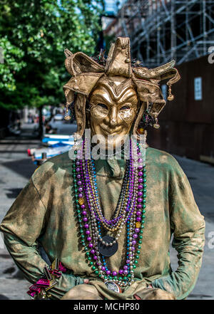 New Orleans French Quarter Street Performer in Mardi Gras Mask Stockfoto