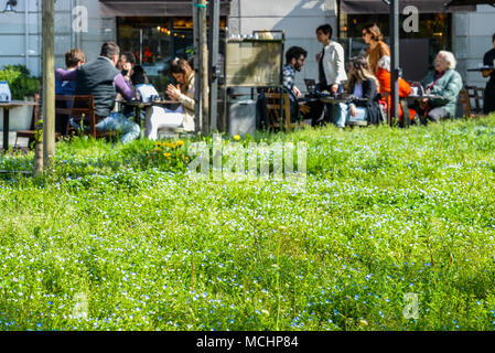 Mailand, Italien - 14. April, 2018: Einheimische, entspannen Sie sich und trinken Kaffee in einem Restaurant Terrasse an einem sonnigen Morgen Stockfoto