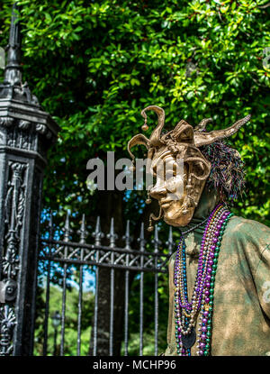 New Orleans French Quarter Street Performer in Mardi Gras Mask Stockfoto