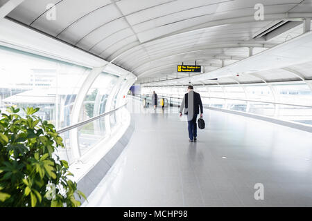 Männliche, Traveller, Passagier, Wandern, aus, Manchester, Flughafen, Terminal, Gebäude, zu, den, Bahnhof, Bus und Bahn, Bahnhöfe, Transport, Hub, England, Vereinigtes Königreich, Stockfoto