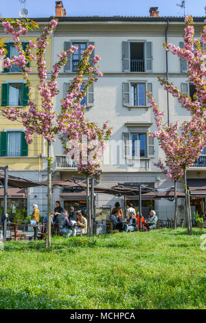 Mailand, Italien - 14. April, 2018: Einheimische, entspannen Sie sich und trinken Kaffee in einem Restaurant Terrasse an einem sonnigen Morgen Stockfoto