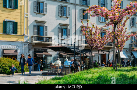 Mailand, Italien - 14. April, 2018: Einheimische, entspannen Sie sich und trinken Kaffee in einem Restaurant Terrasse an einem sonnigen Morgen Stockfoto