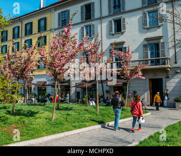 Mailand, Italien - 14. April, 2018: Einheimische, entspannen Sie sich und trinken Kaffee in einem Restaurant Terrasse an einem sonnigen Morgen Stockfoto
