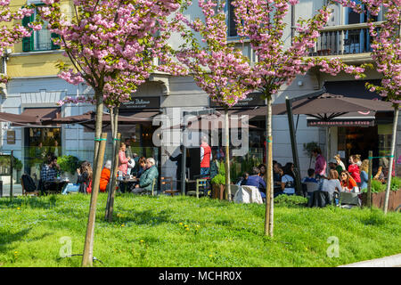 Mailand, Italien - 14. April, 2018: Einheimische, entspannen Sie sich und trinken Kaffee in einem Restaurant Terrasse an einem sonnigen Morgen Stockfoto