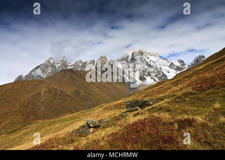 Berg Ushba ist einer der bemerkenswertesten Gipfel des Kaukasus. Es ist in der Region Swanetien in Georgien befindet. Stockfoto