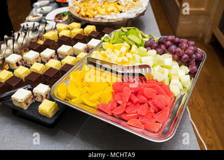 Süße Frucht Schichten Ausbreiten von einem Metallauflagefach Stockfoto