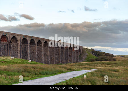 In der Nähe von Ingleton, North Yorkshire, England, Großbritannien - September 11, 2016: ein Zug vorbei an der Ribblehead Viadukt auf der Settle-Carlisle Railway Stockfoto