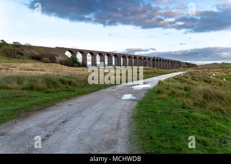 In der Nähe von Ingleton, North Yorkshire, England, Großbritannien - September 11, 2016: ein Zug vorbei an der Ribblehead Viadukt auf der Settle-Carlisle Railway Stockfoto