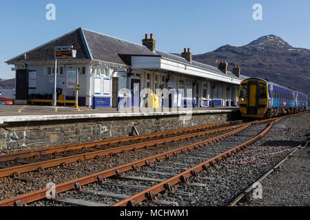 ScotRail diesel-elektrische Zug am Kyle von lochalsh Station, Hochland, Schottland, Großbritannien warten Stockfoto