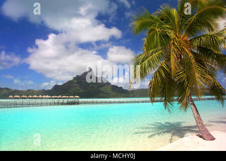 Schönen tropischen Strand mit den Mount Otemanu im Hintergrund, Bora Bora, Französisch-polynesien. Stockfoto