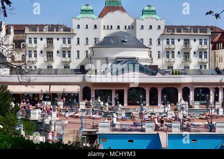 Gellert Spa hotel Außenpool auf einem heißen sonnigen Frühling in Budapest, Ungarn. April 2018. Stockfoto