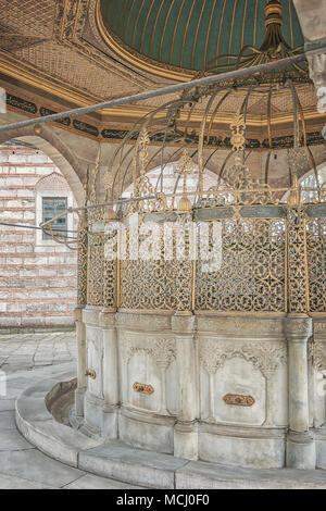 Waschung Klopfen auf eine Moschee in Istanbul, wo Sonnenanbeter ihre Füße waschen. Stockfoto