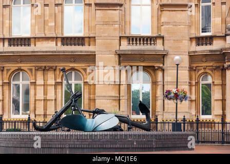 Stecker des Gebläses und der Anker outsidce der Kingston-upon-Hull Maritime Museum im Queen Victoria Square, Hull, Yorkshire, England. 27. August 2007 Stockfoto