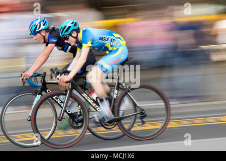 Belgrad, Serbien - 14. April 2018: Motion Blur panning Schuß von jungen Fahrrad Racers in Tour der Kinder Fahrrad Rennen für junge Männer unter 17. Stockfoto