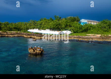 Landschaft mit alten kaputten Boot auf Küste, Saona Stockfoto