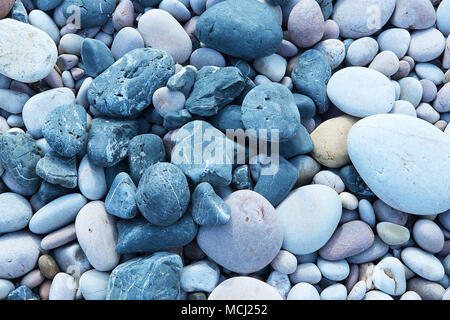 Ein Top-down-Blick auf einige Kieselsteine an einem Strand in Devon, England. März 2018 Stockfoto