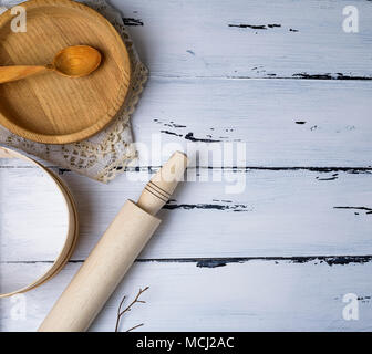 Holz- runde Platten, das Sieb und den Rolling Pin auf einem weißen Holz- Tabelle, Ansicht von oben, leeren Raum Stockfoto