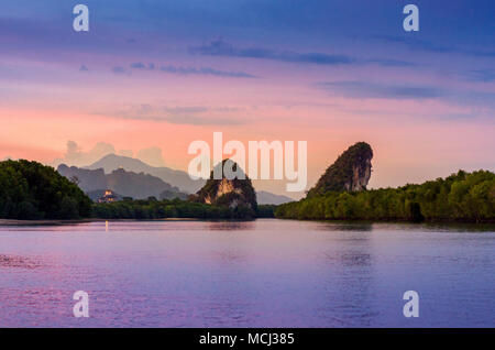 Khao kha nab Nam in Krabi Thailand. Die bekanntesten touristischen Attraktion im Süden von Thailand. Twin Berge Flüsse durch die Mitte der evenin Stockfoto