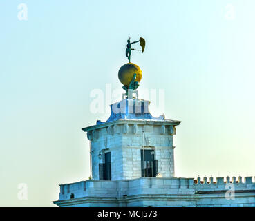 Atlas Statuen Dogana di Mare Customs House Canal Grande Venedig Italien. 17. Jahrhundert Atlanten halten Globus mit Wetterfahne auf der Oberseite Stockfoto