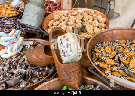 Frankreich, Paris, 2. April 2018: Montmartre - Spezialitäten Stockfoto