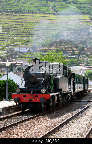 Douro historischen Dampfzug nähert sich der Bahnhof von Pinhão, Pinhão, Weinregion Alto Douro, Portugal Stockfoto