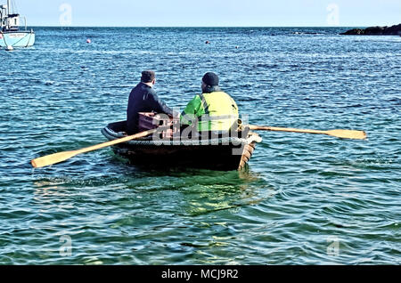 Zwei Männer in einem Boot Stockfoto