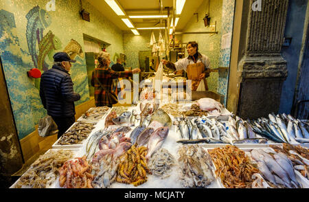 Am frühen Morgen in einem Fischgeschäft in der Via Drapperie, Bologna, Italien Stockfoto