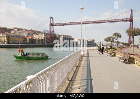 Vizcaya Bridge, die älteste Transportbrücke der Welt, über den Fluss Nervión und einen Passagierkahn zwischen Portugalete und Las Arenas (Getxo, Biscay, Spanien) Stockfoto