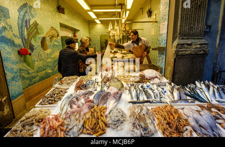 Am frühen Morgen in einem Fischgeschäft in der Via Drapperie, Bologna, Italien Stockfoto