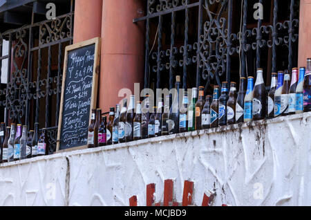 SANTO DOMINGO, DOMINIKANISCHE REPUBLIK - 30. OKTOBER 2015: Glasflaschen außerhalb Pub in Santo Domingo Stockfoto