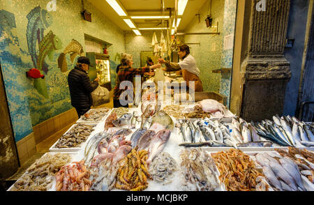 Am frühen Morgen in einem Fischgeschäft in der Via Drapperie, Bologna, Italien Stockfoto