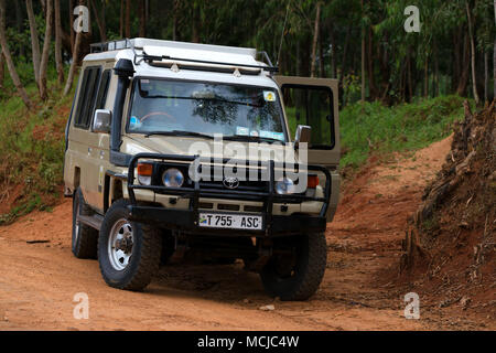 MOROGORO, Tansania - 3. JANUAR 2015: Jeep auf Safari in Tansania Stockfoto