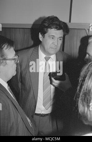 Moskau, UDSSR - Juli 07, 1991: Stellvertreter der Menschen Aman Gumirovich Tuleyev spricht mit corespondent am 5. außerordentlichen Kongress der Volksdeputierten der russischen RSFSR Stockfoto