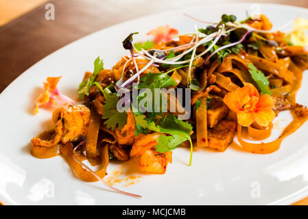Hausgemachte Nudeln mit Huhn gebraten mit Sauce Stockfoto