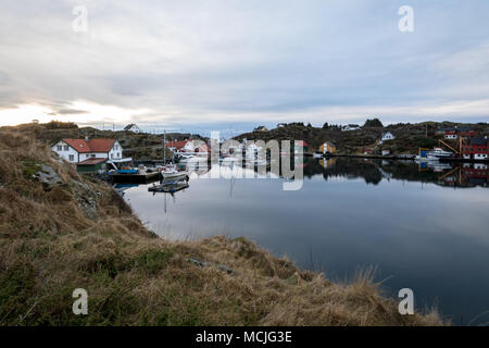 Rovaer in Haugesund, Norwegen - Januar 11, 2018: Die Rovaer Archipel in Haugesund, in der norwegischen Westküste. Kleine Siedlung am Meer. Stockfoto