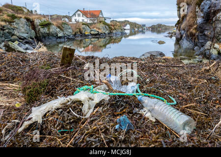 Müll und Abfall vom Meer, am Strand, bei Rovaer Archipel in Haugesund, in der norwegischen Westküste. Rovaer ist eine kleine Gruppe von Inseln, wi Stockfoto