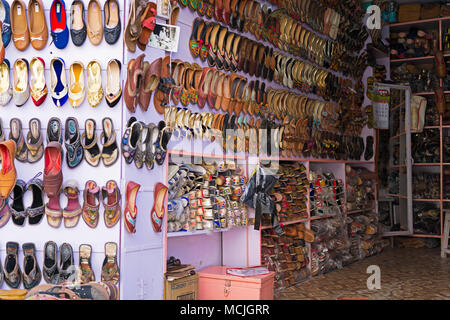 Mandawa, Indien - 24. Februar 2018: Das Schuhgeschäft mit bunten Schuhe in Mandawa Stadt Anzeige, Rajasthan. Stockfoto