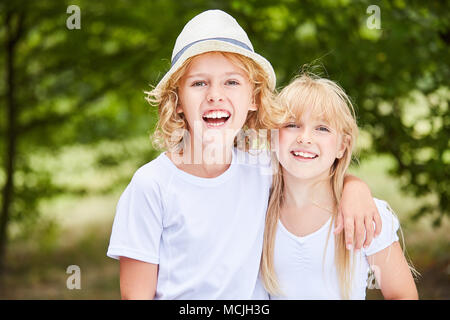 Lachende junge und Mädchen als happy Geschwister Paar Stockfoto