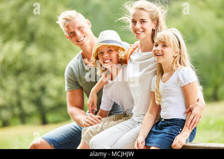 Familie und Kinder sitzen entspannt zusammen auf eine Reise Stockfoto