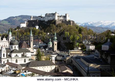 Einen schönen Tag in Salzburg, Österreich, wie die Festung Hohensalzburg als bekannte schaut, an der berühmtesten Kirchen der Stadt. Stockfoto