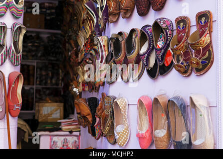 Mandawa, Indien - 24. Februar 2018: Das Schuhgeschäft mit bunten Schuhe in Mandawa Stadt Anzeige, Rajasthan. Stockfoto