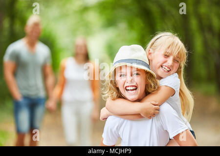 Zwei Kinder spielen urkomisch und haben Sie Spaß auf einer Reise Stockfoto