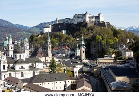 Einen schönen Tag in Salzburg, Österreich, wie die Festung Hohensalzburg als bekannte schaut, an der berühmtesten Kirchen der Stadt. Stockfoto