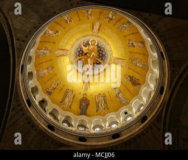 Kuppel Decke innerhalb Saint Sava Kirche in Belgrad, mit der Darstellung der Himmelfahrt Jesu Christi. Stockfoto