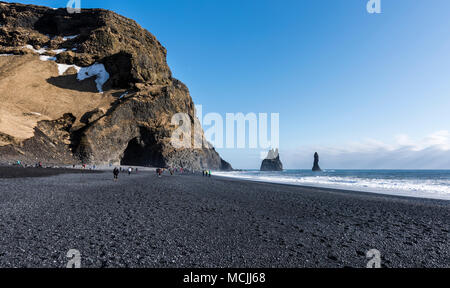 Schwarzer Strand und Felsen Reynisdrangar Nadel, in der Nähe von Vík í Mýrdal, Southurland, Island Stockfoto